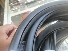 Load image into Gallery viewer, KIT DE HULES DE CRISTAL PARA VW SEDAN VOCHO CON RANURA PARA MOLDURA - Escarabajo Refacciones & Accesorios