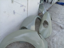 Cargar imagen en el visor de la galería, Juego de Salpicaderas Originales Nuevas para VW Sedán 1980-2003 - Escarabajo Refacciones & Accesorios