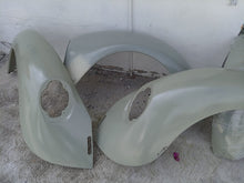 Cargar imagen en el visor de la galería, Juego de Salpicaderas Originales Nuevas para VW Sedán 1980-2003 - Escarabajo Refacciones & Accesorios