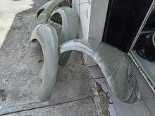 Cargar imagen en el visor de la galería, Juego de Salpicaderas Originales Nuevas para VW Sedán 1980-2003 - Escarabajo Refacciones & Accesorios