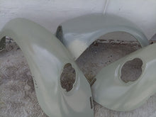 Cargar imagen en el visor de la galería, Juego de Salpicaderas Originales Nuevas para VW Sedán 1980-2003 - Escarabajo Refacciones & Accesorios