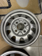 Cargar imagen en el visor de la galería, Rines sport jeans juego de 4 piezas para vw sedan barrenacion 4-130