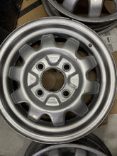 Cargar imagen en el visor de la galería, Rines sport jeans juego de 4 piezas para vw sedan barrenacion 4-130