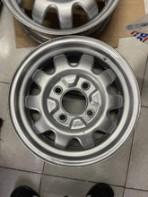 Cargar imagen en el visor de la galería, Rines sport jeans juego de 4 piezas para vw sedan barrenacion 4-130