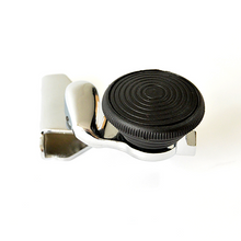 Load image into Gallery viewer, Aldabilla de Aleta Derecha con Perilla – VW Sedán y Combi - Escarabajo Refacciones & Accesorios