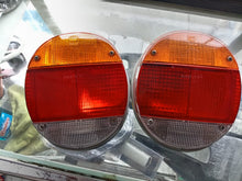 Load image into Gallery viewer, Par de Calaveras HELLA de 4 Focos para VW Sedán 1974–1978 - Escarabajo Refacciones & Accesorios