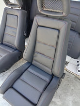 Cargar imagen en el visor de la galería, Juego de Asientos Recaro en Piel con Costuras Rojas para Volkswagen Sedan (3 piezas) - Escarabajo Refacciones & Accesorios