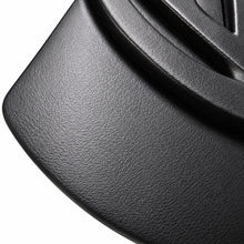 Cargar imagen en el visor de la galería, Detalle de textura de vinipiel en tapa de bocinas para Volkswagen Sedán Vocho