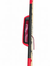 Cargar imagen en el visor de la galería, Detalle lateral del stop de la tapa de bocinas negra y roja para VW Sedán