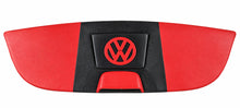 Cargar imagen en el visor de la galería, Tapa de bocinas negra y roja para VW Sedán con emblema VW y stop, vista completa