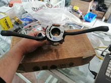 Cargar imagen en el visor de la galería, Conjunto original Volkswagen de conmutadores de columna 171953503AE