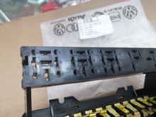 Cargar imagen en el visor de la galería, Caja de fusibles original para Volkswagen Sedán Vocho - vista 3