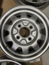 Cargar imagen en el visor de la galería, Rines sport jeans juego de 4 piezas para vw sedan barrenacion 4-130
