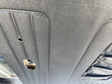 Cargar imagen en el visor de la galería, Tapas de Puertas y Taloneras VW Sedán Vocho 1973-2003 Color Negro con Bolsa Premium en Vinil Original Hechas en México
