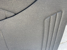 Cargar imagen en el visor de la galería, Tapas de Puertas y Taloneras VW Sedán Vocho 1973-2003 Color Negro con Bolsa Premium en Vinil Original Hechas en México
