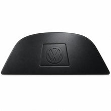 Cargar imagen en el visor de la galería, Tapa de bocinas de vinipiel negra para Volkswagen Sedán Vocho, vista completa sobre fondo blanco
