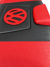 Cargar imagen en el visor de la galería, Detalle del tapizado negro y rojo y emblema VW de la tapa de bocinas
